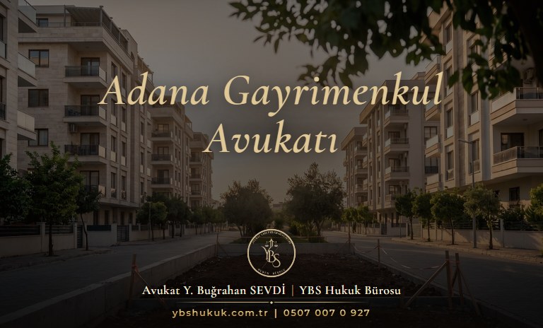 Gün batımında konutlar, zeytinlikler ve arazi parselleri görülen geniş açılı kent manzarası